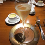 サロン・ド・シャンパーニュ ヴィオニス - シャンパーニュがメインのお皿の↑のシャンパングラス