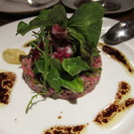 サロン・ド・シャンパーニュ ヴィオニス - 尾崎牛赤身肉のタルタル　ガーリックトースト添え