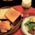 天然酵母のパン オオナミ - 夕食に、麦酒とサラダと