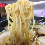 獅子丸 - 「チャーシューメン」麺リフト。麺は機械打ち角刃麺、縮れの入った中細麺である。手打ち風の麺を、よく手揉みしている感のある麺で、醤油スープとの相性はいい。