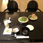 個室でひとり寂しくもつ鍋をいただきます