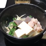 博多もつ鍋 やま中 - もつ鍋を小どんぶりに移してふーふーしていただきます