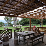 山の上の小さな牧場カフェ - テラス