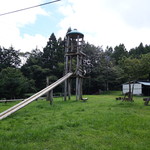 山の上の小さな牧場カフェ - 遊具があります