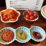 肉山 - 0. お通し＝キムチ、プチトマト（＆お肉用の調味料3種＝唐辛子入り大粒マスタード、柚子胡椒、辛味噌）
