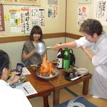 Jizakeya Washoku Hanakuruma - 元気で明るい女将さんが　名物の鮪カマ炙り焼きをしています