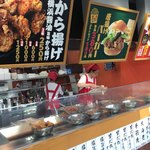 から揚げ専門店 とりサブロー - ライブ感溢れるキッチン