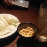 お通しキャベツお代わり自由。330円