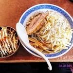 碧の豚二郎 - 今回の食券購入は⁉️
      クーポン￥7️⃣0️⃣0️⃣・まかない丼￥2️⃣5️⃣0️⃣
      今回のオーダーは⁉️
      碧の豚二郎まぜそば‼️
      脂➡️少な目・麺➡️中盛・野菜➡️増し・味➡️薄目‼️
      上から撮影‼️