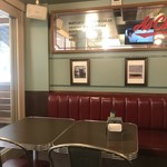 AS CLASSICS DINER - 店内①徹底したアメリカンだけど綺麗。