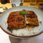 柳家錦 - これが噂の長良川天然鰻三段重ね丼。半分食べると・・・