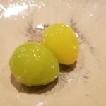 鮨 さかい - 肴①銀杏(熊本県玉名産)
      調理方法は聞けなかったので詳細不明。
      甘さが強かったので蒸してあるのかしら。
      ほのかな苦みと振り塩で生ビールが進みます。