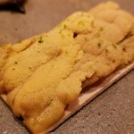 鮨 さかい - 肴③赤雲丹（佐賀県唐津産）
      産卵期は初秋～晩秋、旬は初夏～晩夏。
      舌の上に載せて5秒ホールド。
      脱水が効いて濃厚なコクと甘み。