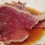 鮨 さかい - 肴⑧鰹(長崎県対馬産)の塩たたき
      本鰹は泳ぎ続けるために持久力と血液の循環力が発達していまので、鰹は身に血が回って身が赤く染まっているのです。
      芳ばしく炙られた鰹、脂のりが良く旨みもしっかり。