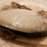 鮨 さかい - 肴⑨黒鮑（佐賀県唐津産）の酒蒸し
      黒鮑は前回と大きく蒸し方と切り分け方が異なっており、強烈な旨みが押し寄せてきます。
      思わず黒鮑から染み出した出汁の最後の１滴まで飲み干してしまいました！