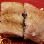 鮨 さかい - 肴⑪鰻(福岡県博多湾産)の白焼き
      旬は秋～晩秋ですが水温が下がると取れなくなるので、今シーズンの最終だそうです
      天然鰻らしく皮は厚く噛み応えがあり、皮下の脂は滋味深く、濃厚なコクと旨みが楽しめました