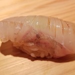 鮨 さかい - 握り①鮃(産地聞き忘れ)
      産卵期は冬～初夏、旬は秋～冬。
      いよいよ旬の先駆けの時期となり、旨みと甘みが増してきました。
      真子鰈から鮃へ主役交代です。