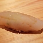 鮨 さかい - 握り②障泥烏賊(産地聞き忘れ)、漬け
      烏賊の漬けはスペシャリテ
      握りの時にシャリに青柚子の皮を降ろした粉末をひと塗りして、爽やかな香り付けをされていました
      障泥烏賊は数日寝かしたような甘みを感じました