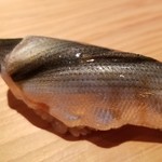 鮨 さかい - 握り③新子
      2枚重ねでメタリックな美しさが際立っています。
      塩振りと〆具合は旨みと香りのバランスが取れていて好きです。
      魚の成長度合いによって塩振り量が変わる熟練の技が必要なネタですね。