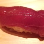鮨 さかい - 握り④本鮪(青森県三厩産157kg)赤身漬け
      日本近海の本鮪の産卵期は春～夏、旬は初秋～冬。
      赤身独特の風味とコクがあります。軽く漬けにされておりますが、酸味は仄かにあり、旨みが華やかです。
