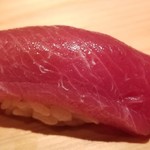 鮨 さかい - 握り⑤本鮪(青森県三厩産157kg)中トロ漬け
      中トロの見た目は生の様にも見えますが軽く漬けてあります。
      人肌よりも温かめのシャリが、中トロの脂を活性化させ、まさにトロけます。
