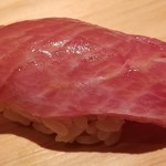 鮨 さかい - 握り⑥本鮪(青森県三厩産157kg)大トロ
      流石に魚体が大きくなり、脂のりの良い大トロでした。
      シャリは人肌より温かく、より脂の旨みを感じる品。