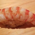 鮨 さかい - 握り⑦車海老(佐賀県呼子産)
      奥の厨房で茹でたての熱々の車海老を
      お弟子さんが一生懸命剥いている様です
      車海老はぷりぷり、温かなシャリがググッと沈み込みます
      車海老の華やかな甘みと旨味が押し寄せます