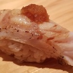 鮨 さかい - 握り⑩赤鯥(ノドグロ)(長崎県対馬産)の炙り
      産卵期は初夏～秋、旬は冬～春。
      見た目の白と赤のコントラストが美しい。
      炙りで脂を活性化してあり、白身ながら濃厚な味わいです。