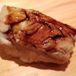 鮨 さかい - 握り⑭穴子(長崎県対馬産)
      穴子も旬を迎え脂がのって来ました
      ふわふわと柔らかい煮穴子、そして温かいシャリ
      これも口の中に入れた瞬間にシャリがほどけます
      一気に拡がる旨みツメも濃過ぎず軽やかな後味です