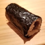 鮨 さかい - ⑮干瓢巻
      今日もまた干瓢巻の準備が始まると「幸せな時間の終演」を感じ切なくなります。
      海苔の薫りが素晴らしく、握りっていない分だけ赤酢のシャリの美味しさを素直に感じ取れます。