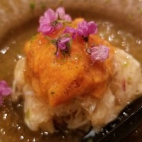 鮨 さかい - 肴④蝦夷馬糞雲丹(北海道根室産)と毛蟹(北海道噴火湾産)、土佐酢ジュレ
                蝦夷馬糞雲丹は味わいが濃い
                春～秋まで身が柔らかく甘みのある若い毛蟹が楽しめます
                やや濃いめの土佐酢ジュレでさっぱりと頂きました