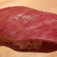 鮨 さかい - 握り⑥本鮪(青森県三厩産157kg)大トロ
                流石に魚体が大きくなり、脂のりの良い大トロでした。
                シャリは人肌より温かく、より脂の旨みを感じる品。
