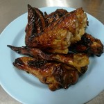 W.A.W restaurant - 写真はチキンウイング2ペア（手羽先と手羽元各4）、炭火焼きで香ばしく皮パリパリ、中はしっとりジューシー