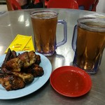 W.A.W restaurant - 看板商品のローストチキンウイングは1ピースRM3.30で手羽先と手羽元がセット、冷たいチャイニーズティーRM0.7