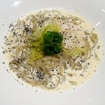 めん、色いろ。いつでも、おやつ。 - 【しゃっきりレタスと蒸し鶏の豆乳クリームうどん￥1280(税抜)】