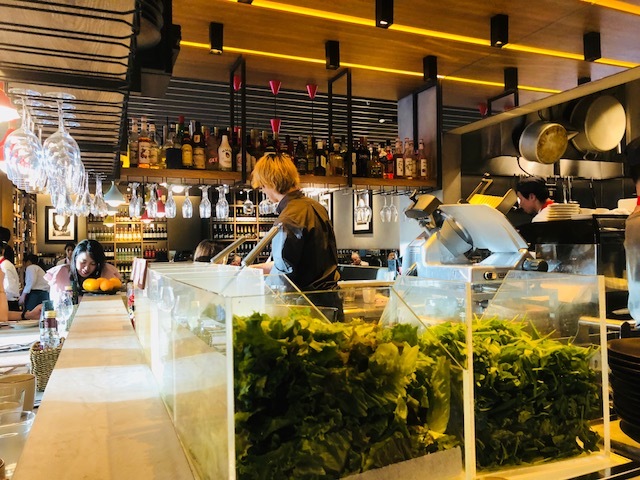 内観写真 : オービカ モッツァレラ バー 六本木ヒルズ店 (OBICA MOZZARELLA BAR) - 六本木/チーズ料理 | 食べログ
