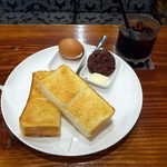 珈琲亭 ちろる - 自家製小倉トースト・ダッチアイスコーヒー（朝￥800）。ゆで卵の亀裂部分に、塩味がついてます