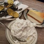 Peter Luger Steak House - 名物のデザート　　　　　　　　　　　「チョコレートコイン」　　　　　　　　　　　「チーズケーキ」　　　　　　　　　　　「シュラグ」（ホイップ）