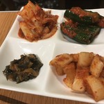 Horumon Yakiniku Buchi - 自家製キムチ四種盛り