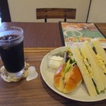 Midori - 先ず最初にランチセット７５０円が運ばれて来ました。
                        
                        ランチセットは好きな飲み物とサンドイッチが選べました。