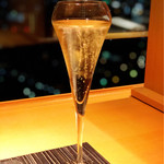 92465667 - 夜景を見ながら乾杯！