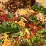 饗 くろ喜 - カットトマトにパクチー、タコスチップス