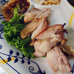 タイ料理サバイ・サバイ - 焼き鶏とタレ