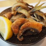 庄ちゃん寿司 - 活け鯵 骨せんべい