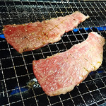 俺の焼肉 蒲田 - 焼いてる図