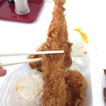 Karaage Semmonten Torisaburo- - 海老フライは確かに大きい！