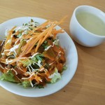プジャ - 本日のカレー（ひよこ豆とジャガイモ、チキンのカレー）サラダ＆スープ