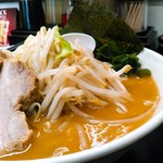 ラーメン心心 - 炒めている気配はなかったのに、もやキャベ(もやし＆キャベツ)はつやつやしていたから、茹でてから油で和えてあったのかも。