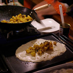 世界のご飯とパクチー料理 ワールドキッチン バオバブ - ドーサを作っているところ