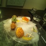 レストラン バカール - エシレバターの貝殻マドレーヌとマンゴーのキャラメリゼにアイスを添えて白浜のデザート